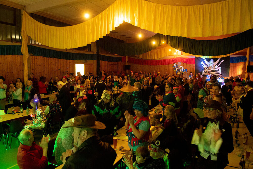 Vom Faschingsvirus infiziert: Bei der Prunksitzung der Obernauer Carnevalsfreunde regierte am Samstagabend die Gute-Laune-Pandemie. Foto: Björn Friedrich