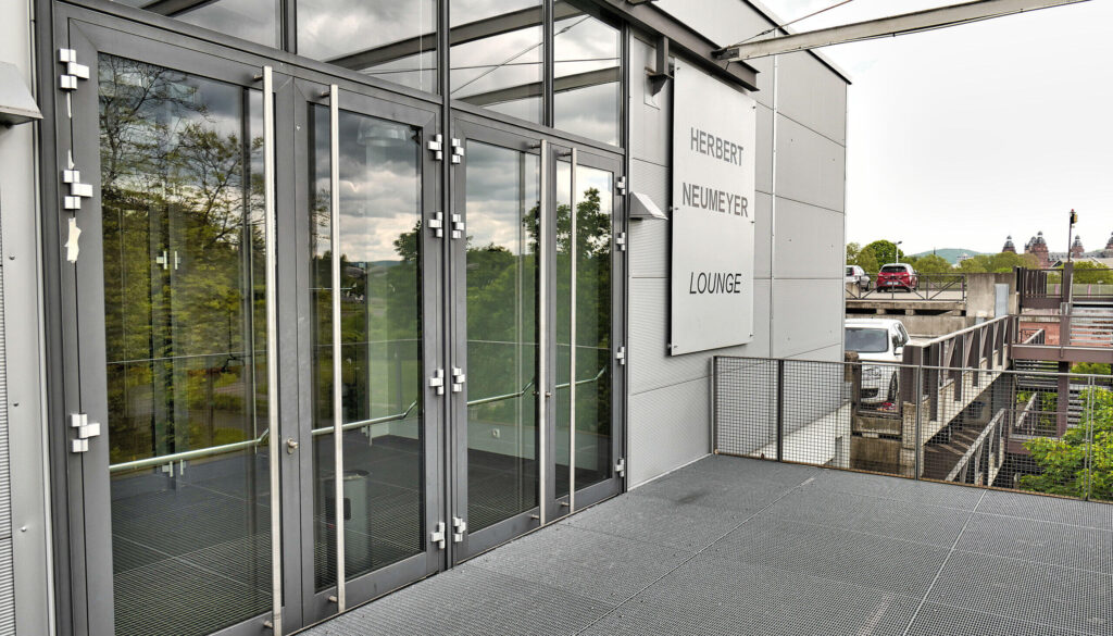 Herbert Neumeyer-(VIP)-Lounge an der Frankenstolz-Arena in Aschaffenburg© Harald Schreiber Bildunterschrift 2019-05-04 --> Mit Blick aufs Schloss: Die Herbert-Neumeyer-Lounge an der Frankenstolz-Arena in Aschaffenburg dient wieder als Veranstaltungsort. Allerdings hält sich die Stadt bei den Buchungen noch zurück. Eventuell braucht sie die Räume noch als Ausweichquartier während der Rathaus- oder Schloss-Sanierung. ⋌Foto: Harald Schreiber